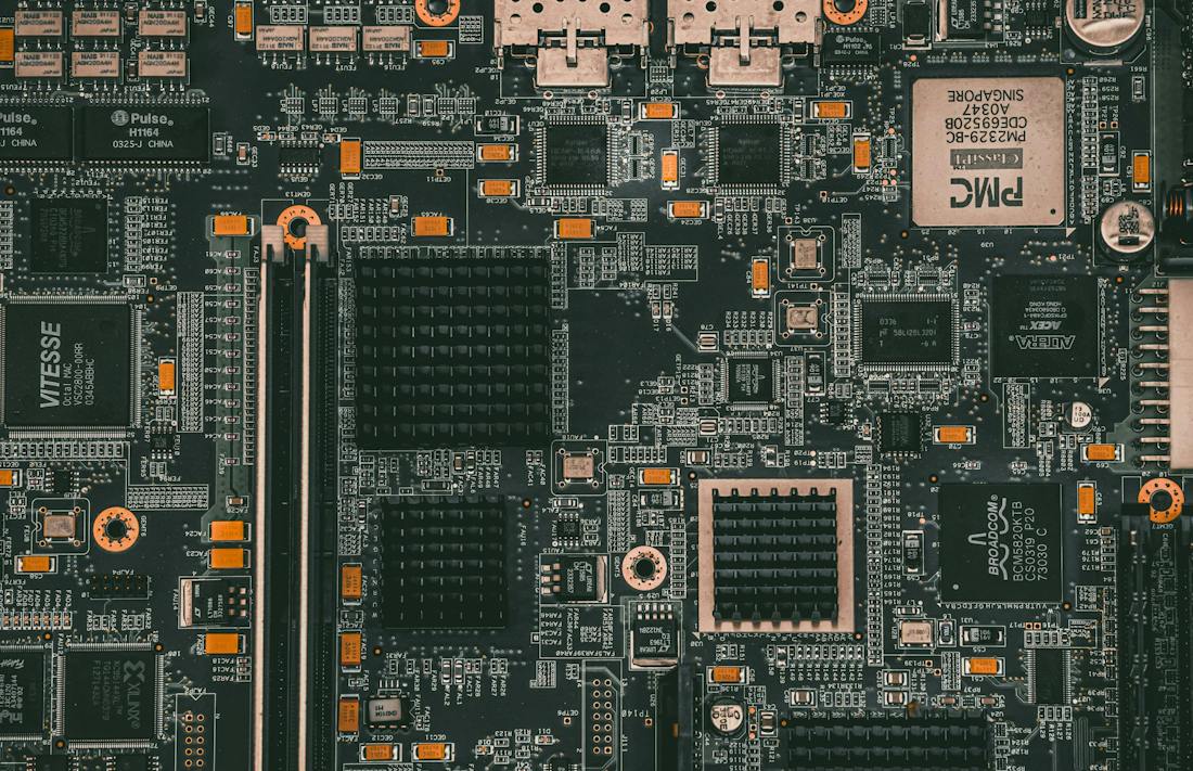De nieuwe chips van Amsterdamse startup Fortaegis moeten zorgen voor een veiligere communicatie tussen AI modellen en AI toepassingen