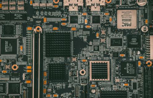 De nieuwe chips van Amsterdamse startup Fortaegis moeten zorgen voor een veiligere communicatie tussen AI modellen en AI toepassingen